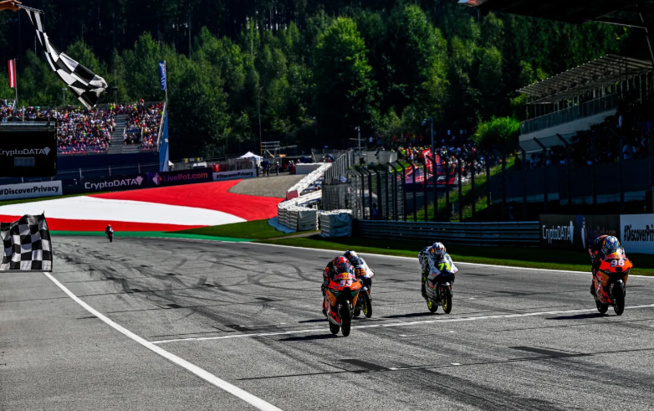 Photo finish pour le vainqueur © www.motogp.com