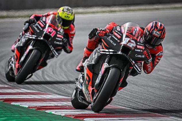 Maveric Vinales a défié son coéquipier A.Espargaro Maveric Vinales a défié son coéquipier A.Espargaro