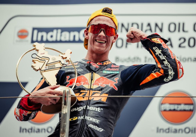 Encore une banderille d'Acosta (Rob Gray Polarity Photo) Encore une banderille d'Acosta (Rob Gray Polarity Photo)