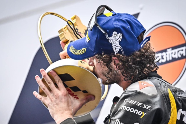 Marco Bezzecchi embrasse la victoire dimanche Marco Bezzecchi embrasse la victoire dimanche