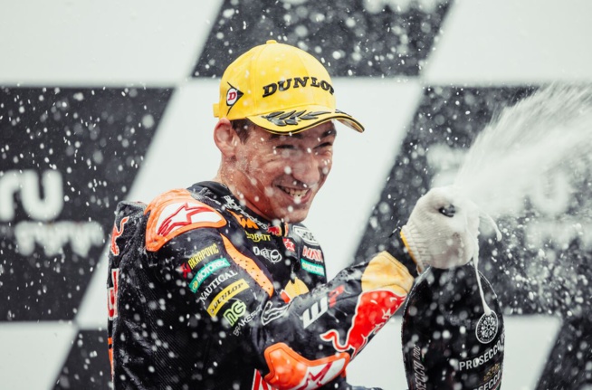 Une pluie de champagne pour Oncü (Rob Gray Polarity photo) Une pluie de champagne pour Oncü (Rob Gray Polarity photo)