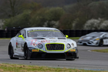 Une Bentley au pied du podium : © A. Camblor – www.racingforever.com