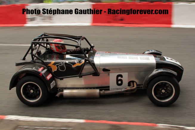 Une Caterham à l'aise dans les rues de la ville Une Caterham à l'aise dans les rues de la ville