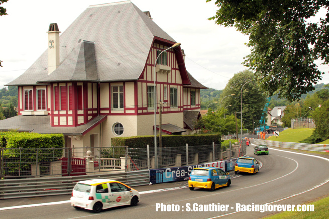 La Twingo à l'aise dans les rues de la ville de Pau La Twingo à l'aise dans les rues de la ville de Pau
