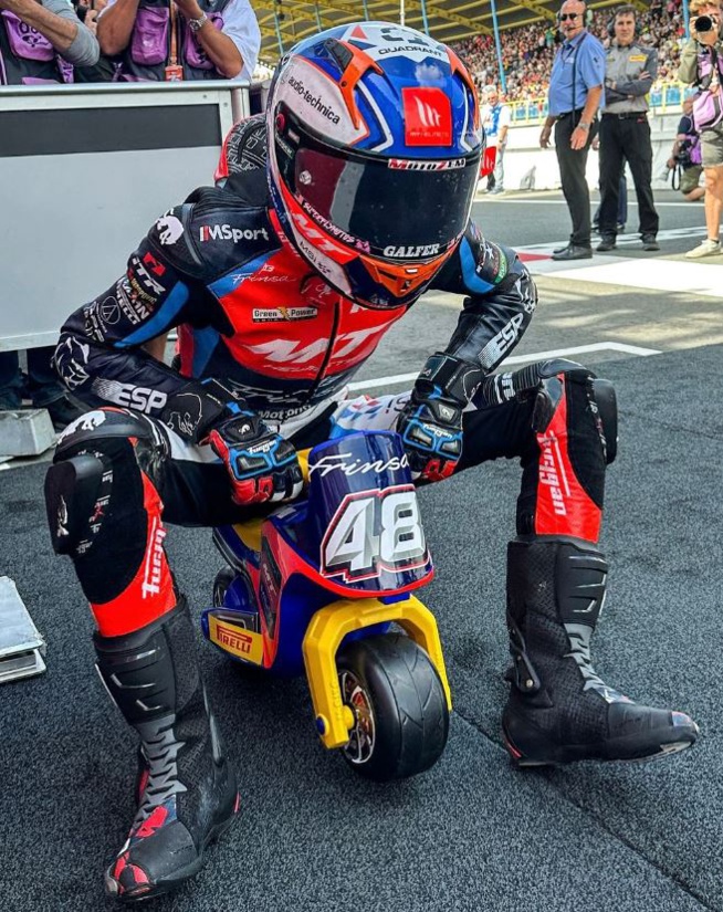 Ortola change de moto à l'arrivée ! Ortola change de moto à l'arrivée !