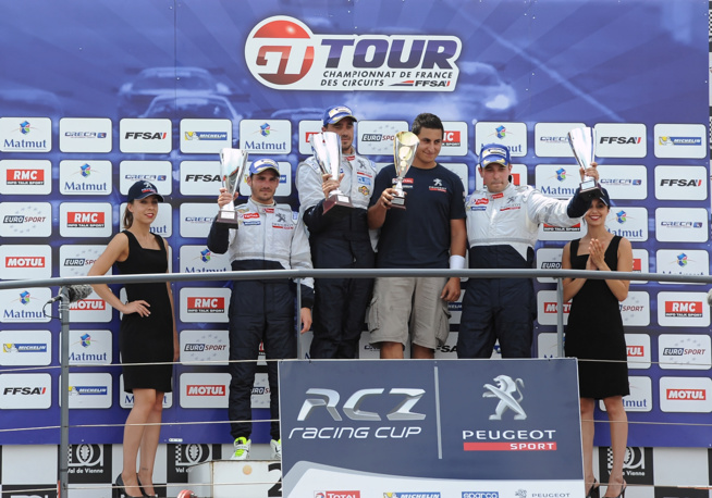 Thibaut (à droite) est enfin de retour sur le podium (photo A.Camblor) Thibaut (à droite) est enfin de retour sur le podium (photo A.Camblor)