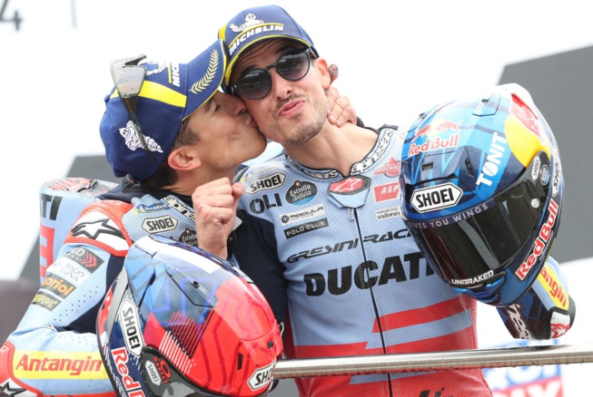 Les frères Marquez célèbrent leur podium commun (Photo Gold&Goose Red Bull CP) Les frères Marquez célèbrent leur podium commun (Photo Gold&Goose Red Bull CP)