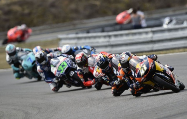 La victoire est très disputée en Moto3 (Photo KTM/Milagro)