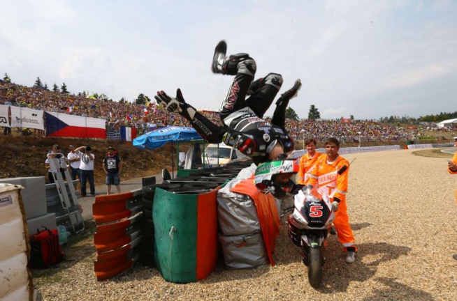 Le backflip de Johann Zarco devient une tradition en Moto2 Le backflip de Johann Zarco devient une tradition en Moto2