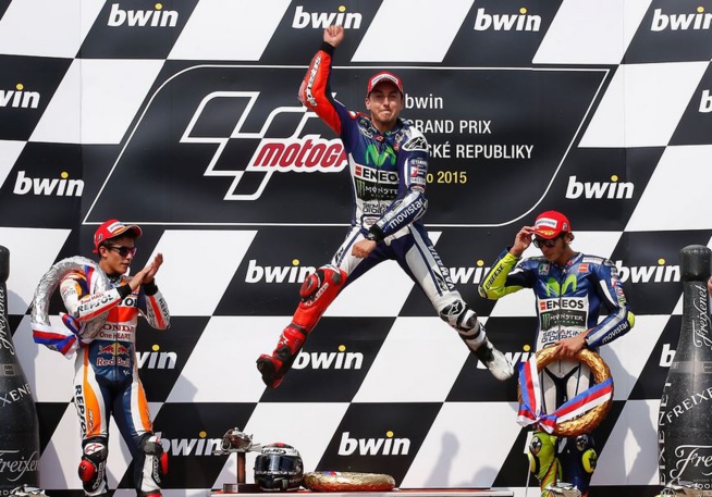 Lorenzo peut bondir de joie sur le podium de Brno (Photo Yamaha)