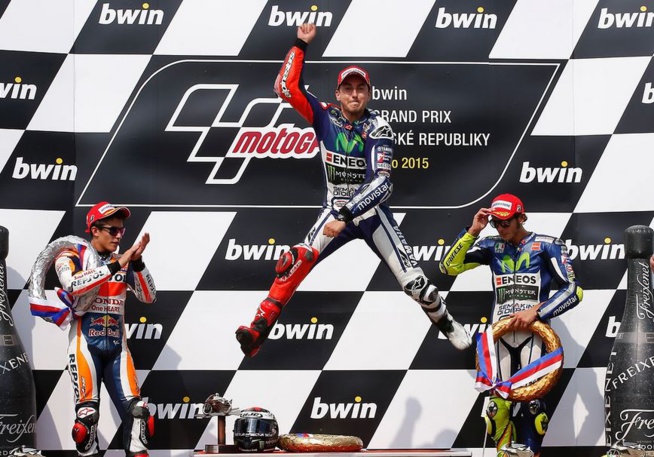 Lorenzo peut bondir de joie sur le podium de Brno (Photo Yamaha) Lorenzo peut bondir de joie sur le podium de Brno (Photo Yamaha)