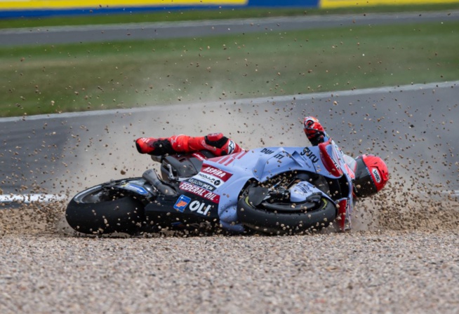 Marc Marquez à terre Marc Marquez à terre