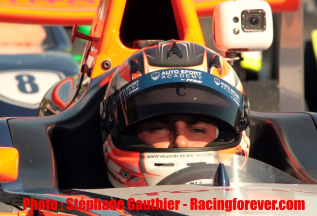 Regard vers le titre pour Valentin Moineault Regard vers le titre pour Valentin Moineault