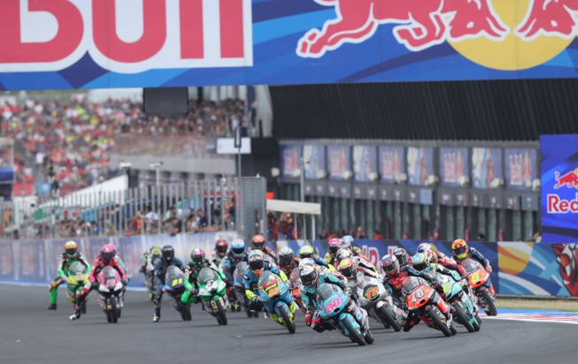 Le départ d'une nouvelle course Moto3 épique (Gold&Goose Red Bull Content pool) Le départ d'une nouvelle course Moto3 épique (Gold&Goose Red Bull Content pool)