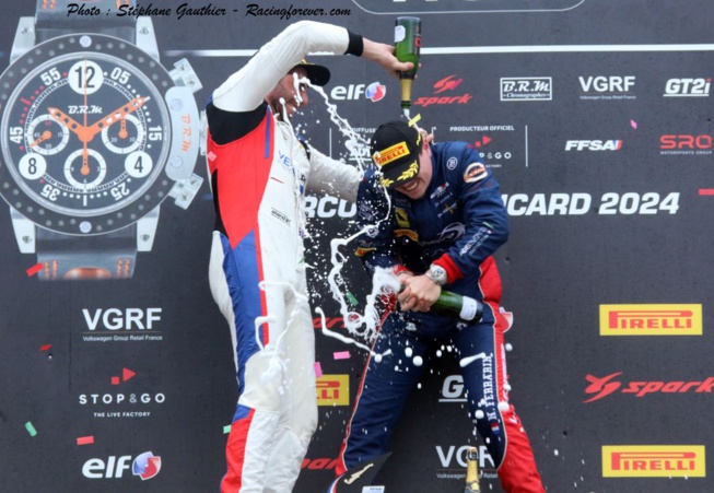 La bagarre était plus festive sur le podium GT Light entre Ferrarin et Chiche La bagarre était plus festive sur le podium GT Light entre Ferrarin et Chiche