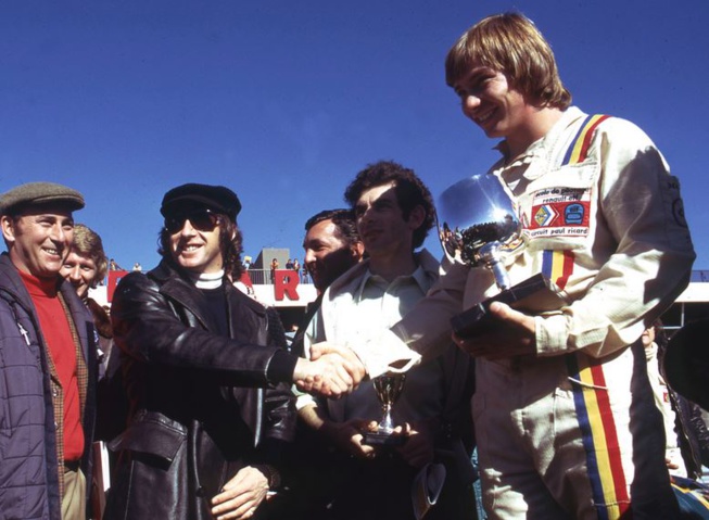 Didier Pironi, vainqueur du volant Elf Winfield en 1972, est félicité par Jackie Stewart. © DPPI