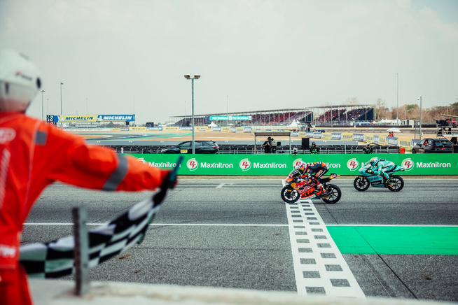 La bataille pour la 2e place (Rob Gray Polarity photo) La bataille pour la 2e place (Rob Gray Polarity photo)