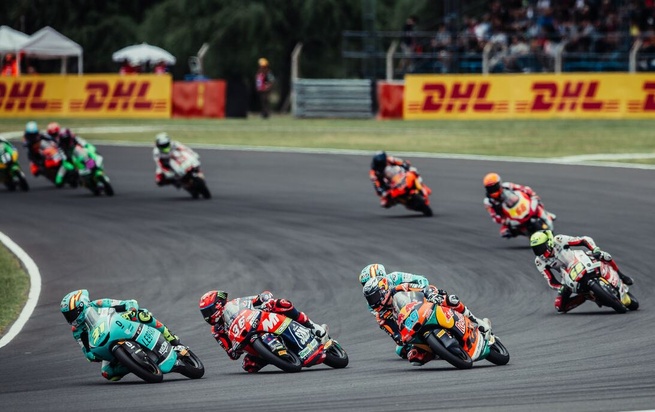 Bagarres habituelles du Moto 3 (Rob Gray Polarity Photo) Bagarres habituelles du Moto 3 (Rob Gray Polarity Photo)