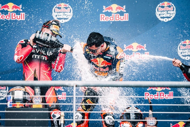 Le podium arrosé (Rob Gray Polarity Photo) Le podium arrosé (Rob Gray Polarity Photo)