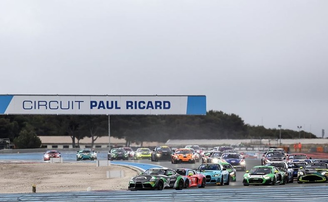 Ca va batailler ferme au Paul Ricard version GT4 (Photo SRO / JEP) Ca va batailler ferme au Paul Ricard version GT4 (Photo SRO / JEP)