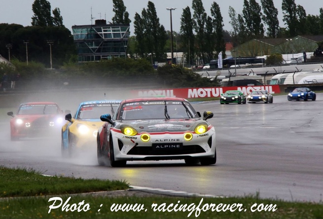La pluie pour la première course La pluie pour la première course