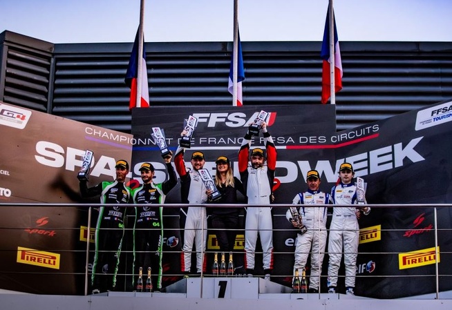 Podium festif pour les vainqueurs principaux (Photo Twenty One Creation)