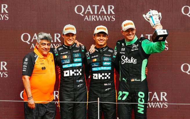 Hulkenberg monte sur son premier podium © McLaren F1 Hulkenberg monte sur son premier podium © McLaren F1