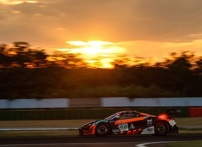 McLaren sous le soleil couchant (Photo SRO/JEP)
