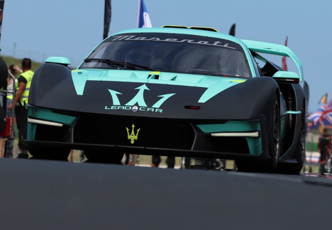 Maserati participe aussi avec sa "Lead Car" Maserati participe aussi avec sa "Lead Car"