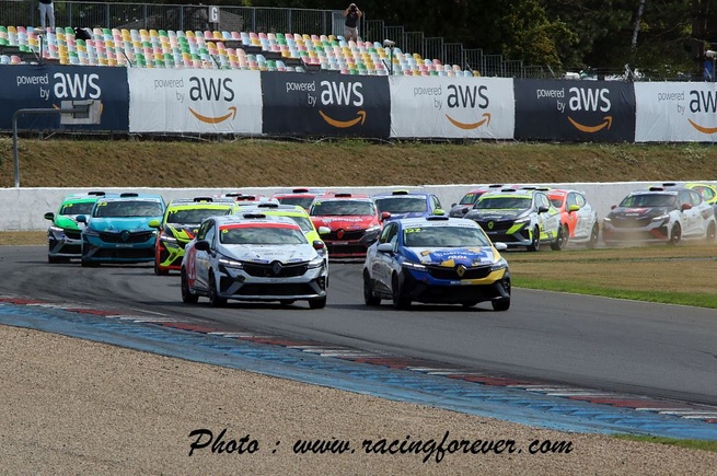 Rangoni Corse a dominé le gros peloton des Clio Cup Rangoni Corse a dominé le gros peloton des Clio Cup