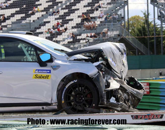 Il n'est plus rare de voir une Clio dans cet état... Il n'est plus rare de voir une Clio dans cet état...