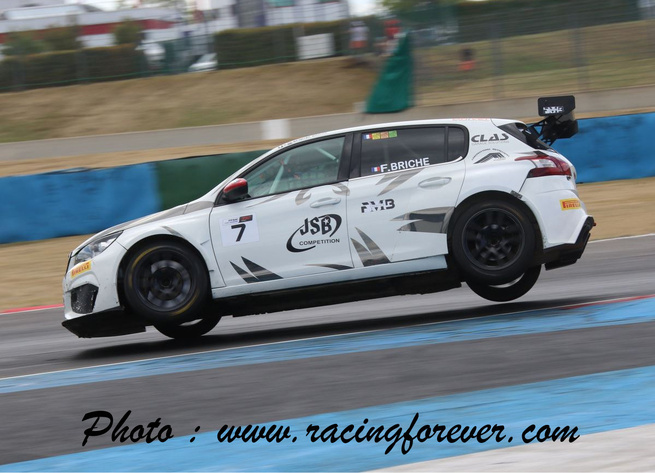 Avec une 308 RC, Florian Briché devance les TCR en course 1 Avec une 308 RC, Florian Briché devance les TCR en course 1