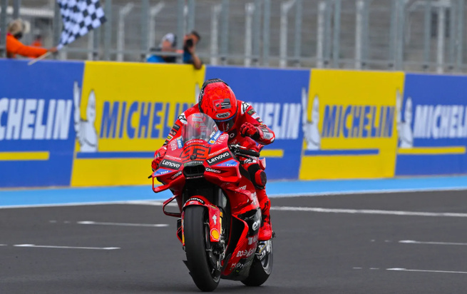 Qui pour l’arrêter ? © www.motogp.com