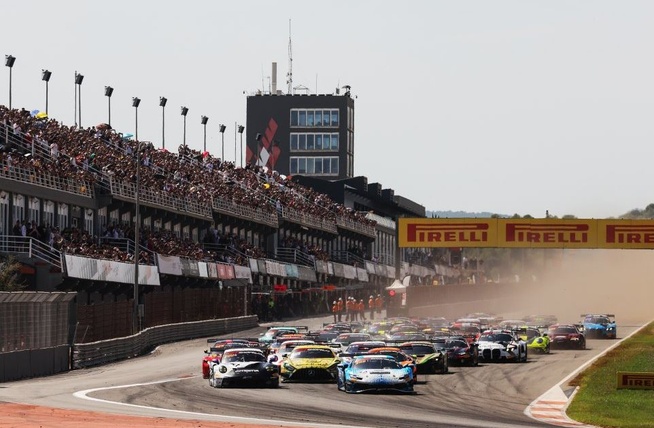 Le départ de la course devant le public espagnol (Photo SRO/JEP) Le départ de la course devant le public espagnol (Photo SRO/JEP)