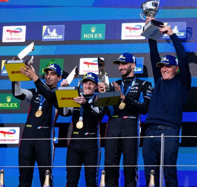 Sur la plus haute marche du podium (Renault SAS)