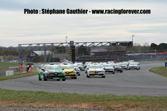 Le départ de la Clio Cup avait belle allure Le départ de la Clio Cup avait belle allure