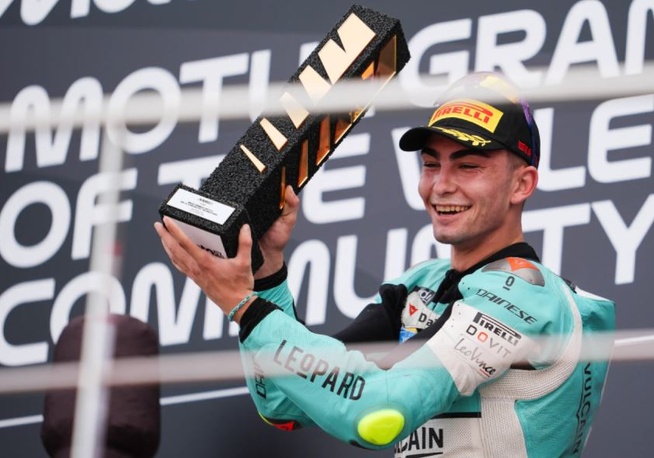 Adrian Fernandez tient enfin son trophée de vainqueur Adrian Fernandez tient enfin son trophée de vainqueur