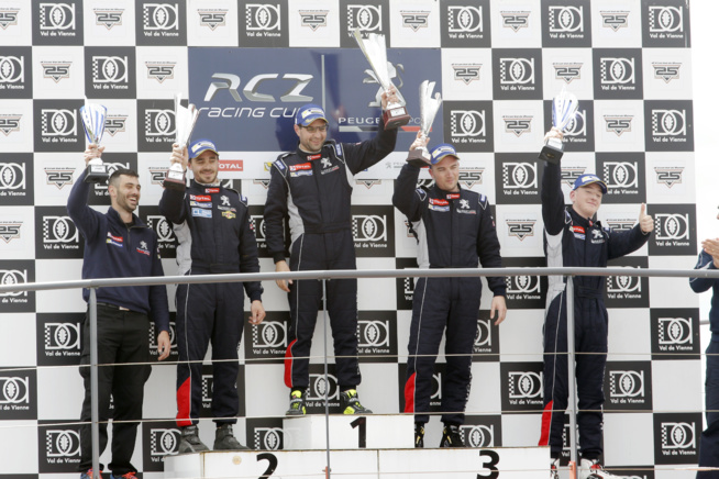 David Pouget, en haut du podium, et leader de la Peugeot RCZ