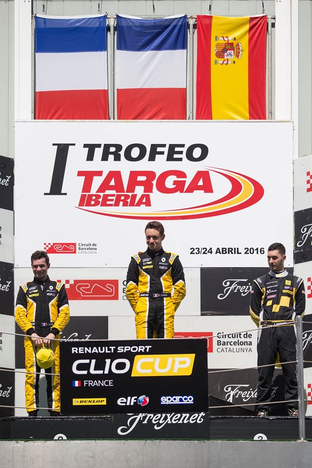 Jérémie à gauche est déjà sur le podium pour sa 3e course ( Photo Renault Sport - Xavi Bonilla / DPPI)