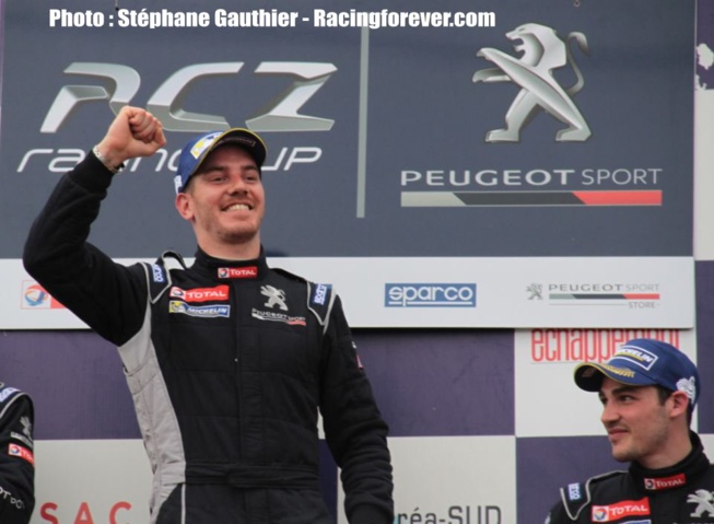 Gaël Castelli retrouve le sourire sur la plus haute marche du podium Gaël Castelli retrouve le sourire sur la plus haute marche du podium