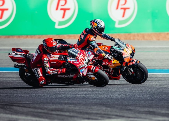 Un duel qui finit en polémique (KTM Polarity Photo) Un duel qui finit en polémique (KTM Polarity Photo)