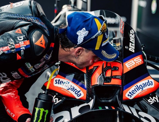 Marco Bezzecchi peut embrasser son Aprilia après une belle victoire Marco Bezzecchi peut embrasser son Aprilia après une belle victoire