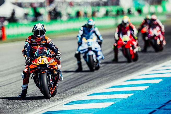 Acosta crée la sensation en tête du championnat (Gold&Goose Red bull Content Pool))