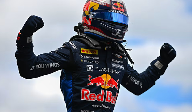 Tsolov profite des erreurs des pilotes Rodin © FIA F2 Tsolov profite des erreurs des pilotes Rodin © FIA F2