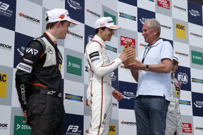 Helmut Marko remet la coupe de vainqueur à Lance Stroll Helmut Marko remet la coupe de vainqueur à Lance Stroll