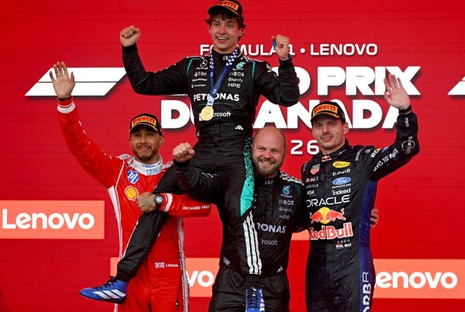Antonelli entouré par 2 champions du monde, un signe ? (Photo Mercedes)
