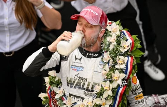 Felix Rosenqvist boit le lait de la victoire ! Felix Rosenqvist boit le lait de la victoire !