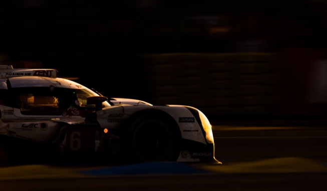 Le jour se lève et Toyota résiste à Porsche (Photo Toyota Motorsport) Le jour se lève et Toyota résiste à Porsche (Photo Toyota Motorsport)