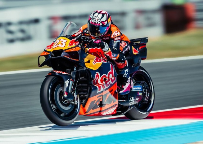 Bastianini devance Acosta lors du sprint (R.Gray Polarity Photo) Bastianini devance Acosta lors du sprint (R.Gray Polarity Photo)