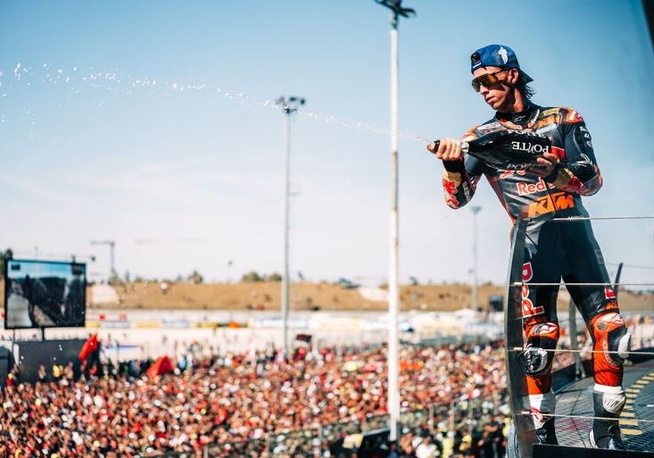 Acosta aime les podiums (Rob Gray Polarity Photo)